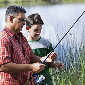 padre e hijo pescando 