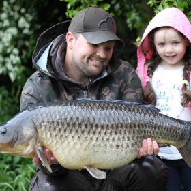 father and daughter catching carp with carp fishing knots